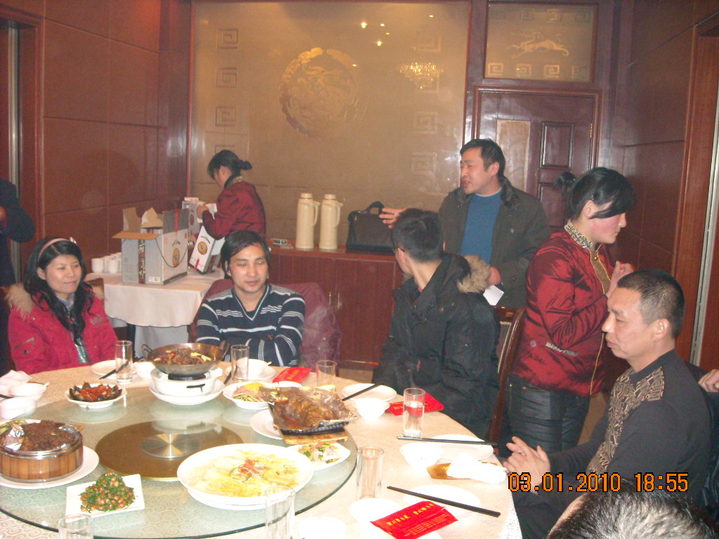 晚餐前步胜会长介绍了今年聚会，要有园桌会议的精神，第二届年会[碰头会内部会议]中午已经召开了提要是：[