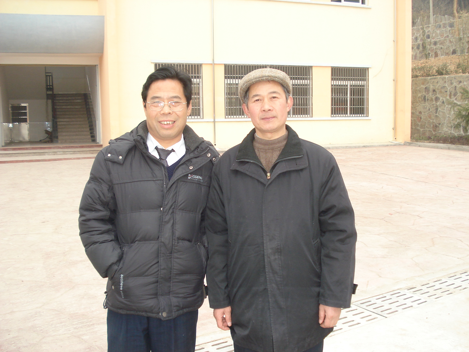 汪丛芳会长与25年没见面的同学汪兴无先生合影