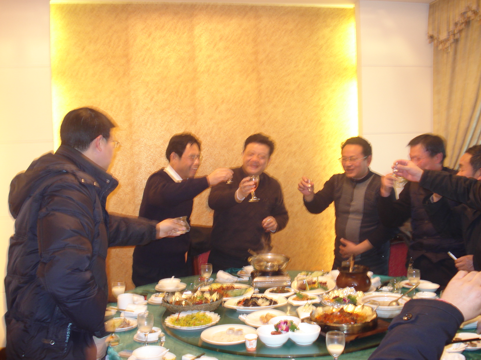 图为汪晓波与大家碰杯