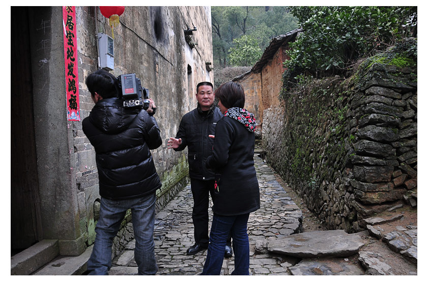 村书记介绍老宅的故事