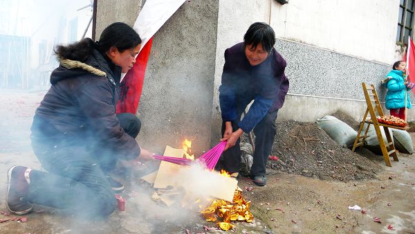虔诚，祈求家人平安健康，生活风调雨顺
