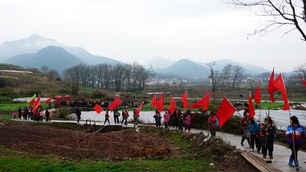 鞭炮齐鸣、锣鼓喧天