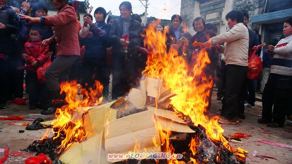 烧香许愿，人头攒动