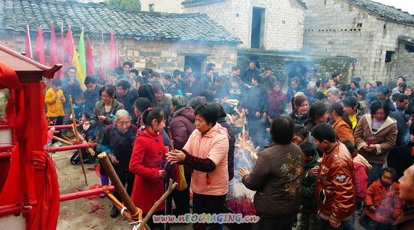 烧香许愿，人头攒动