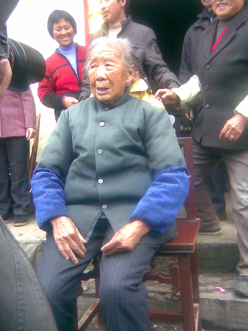 91岁的老寿星在门口等汪公菩萨.jpg