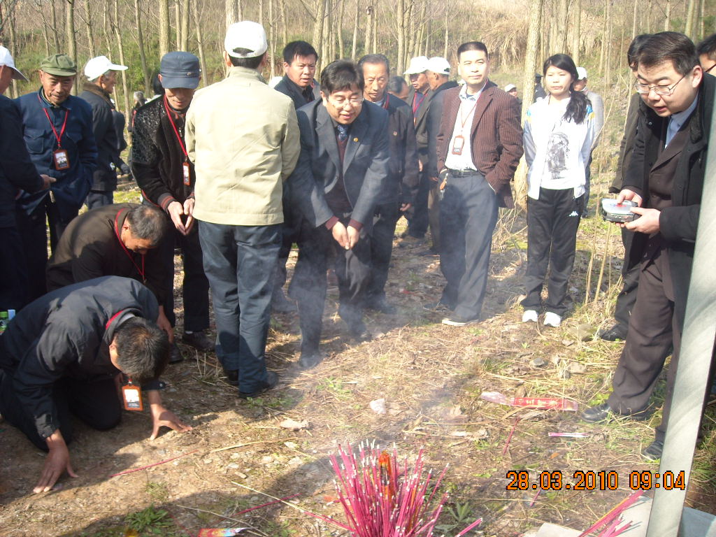 金寨能信局长正准备给老祖跪拜