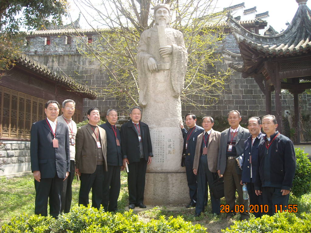 大家在汪道昆塑像下留影