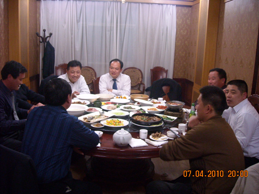 明立本家在酒桌与邳州各界朋友分析如何解救汪家小孩！