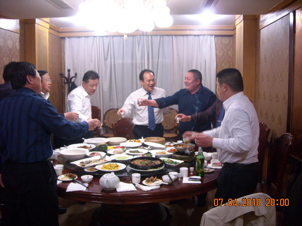 明立为我接风我也豪不示弱于大家共饮三杯