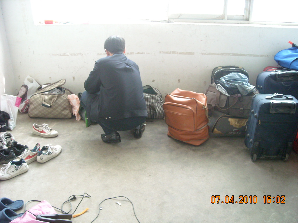 明立本家行程近二百公路赶到邳州，就与派出所、检查院同志展开搜查