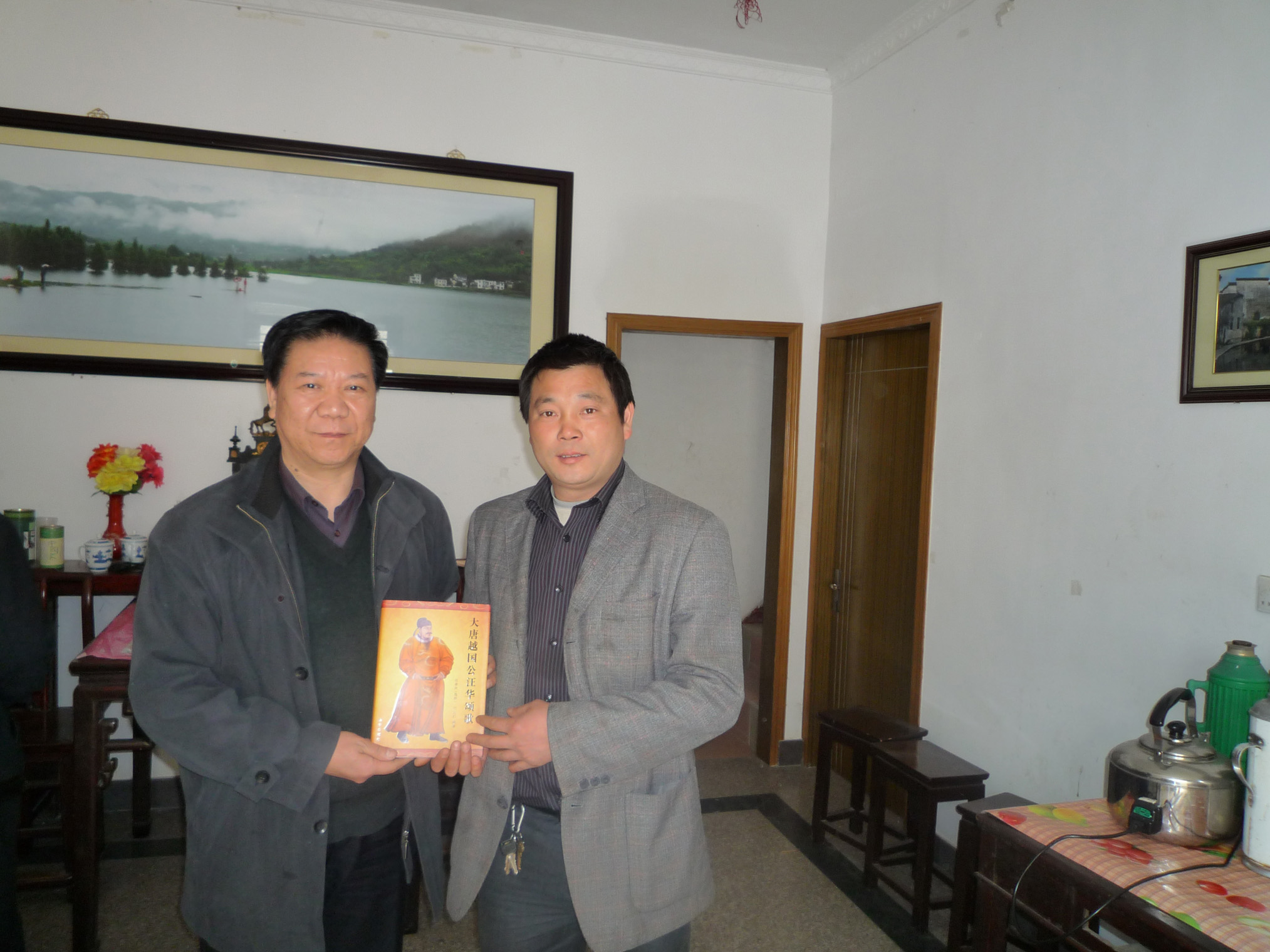 14a政委在宏村向 宏村村书记赠书.jpg