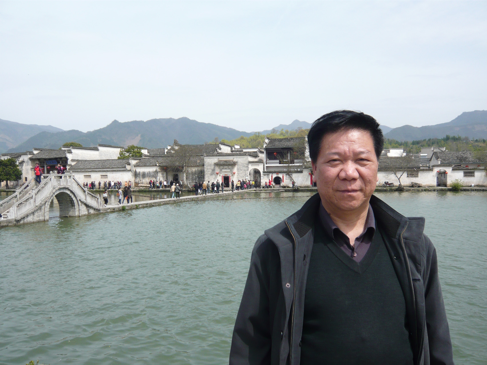 18b 政委在宏村.jpg