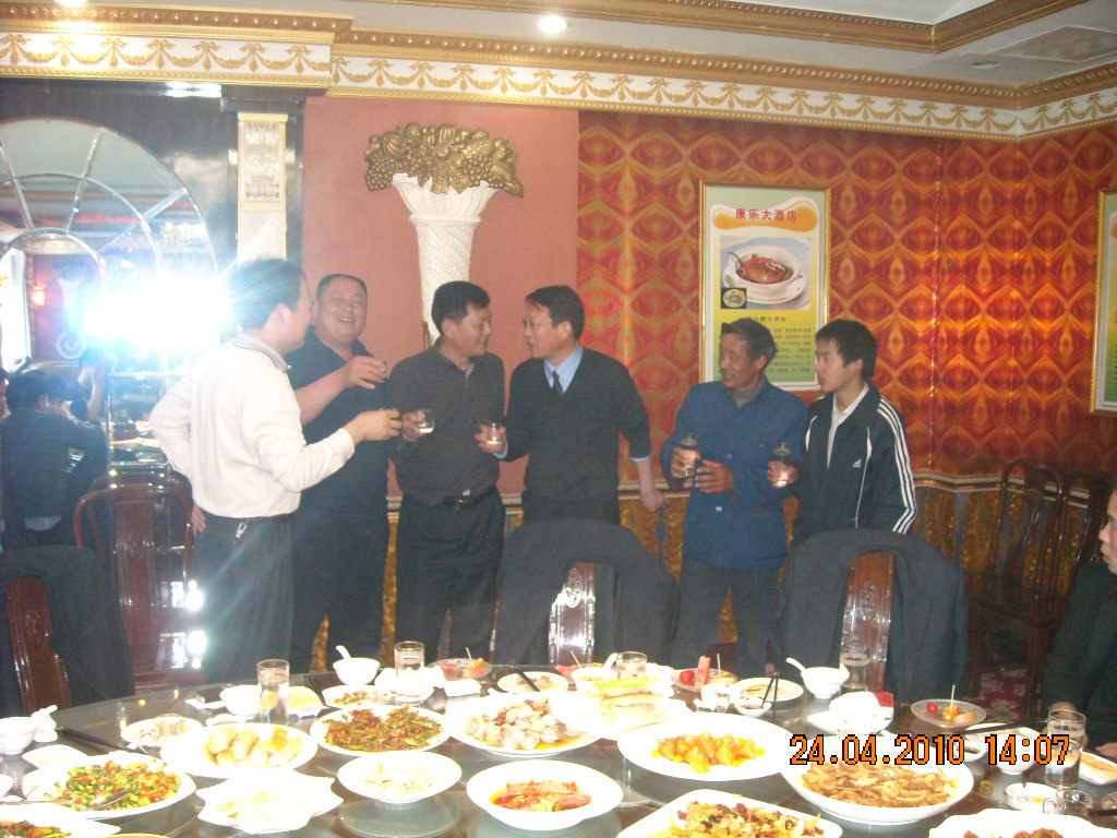 从宏父子与大家同分享营救成城喜悦