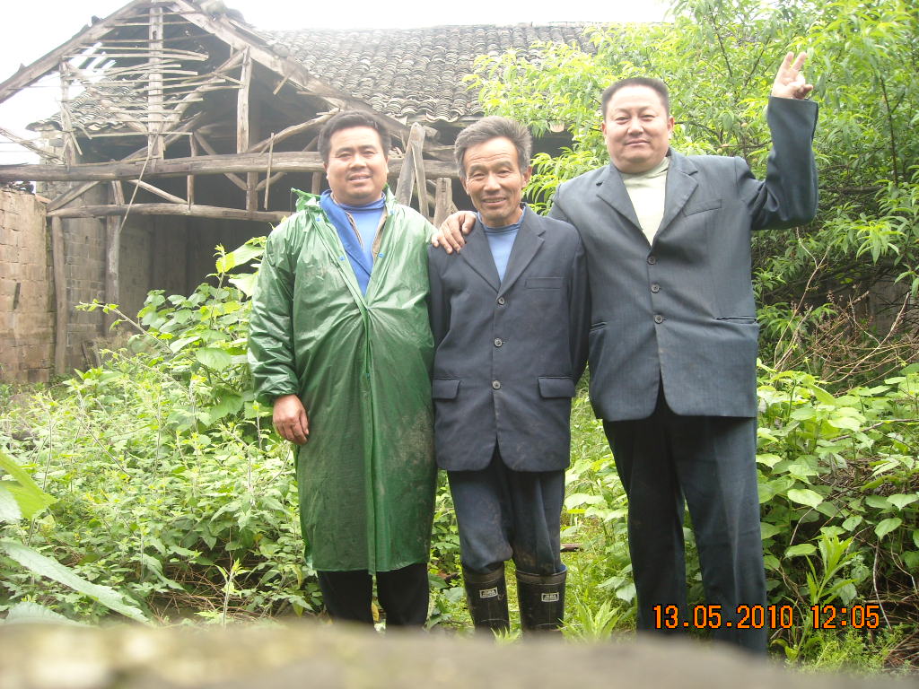 汪丹庭原井塘村书记中[91世]汪要祥左一和我同岁[93世]