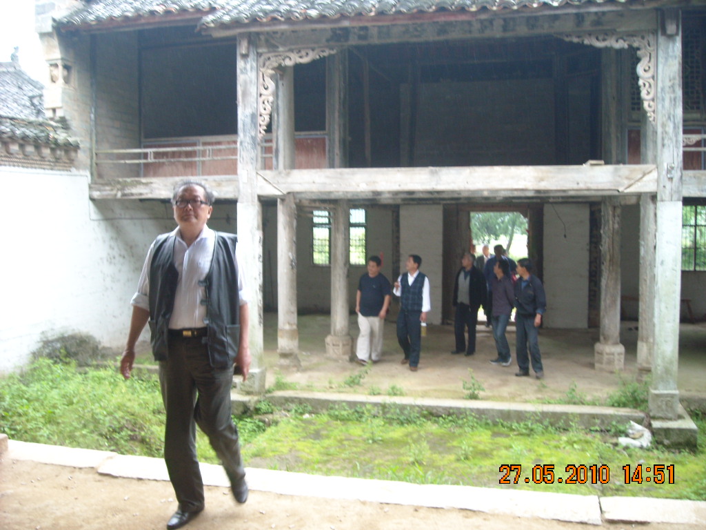 汪流凯一行进入老祠