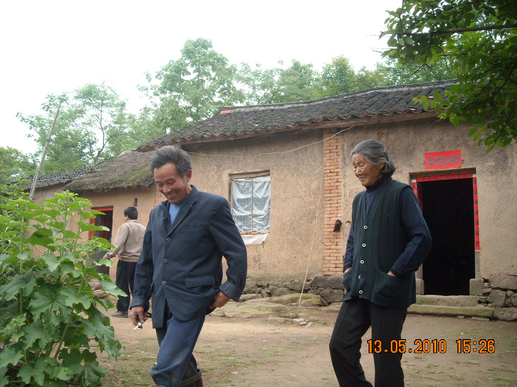 路途中巧遇村长汪丹全[91世]，先讲到宗祠文物保护后又谈到修谱一事，他十分赞成将尽全力做事这二件大事！