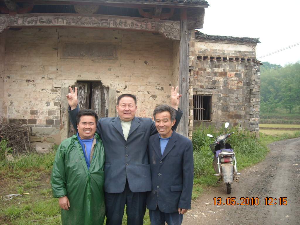 宗祠大门两边大柏树木柱子完好无损