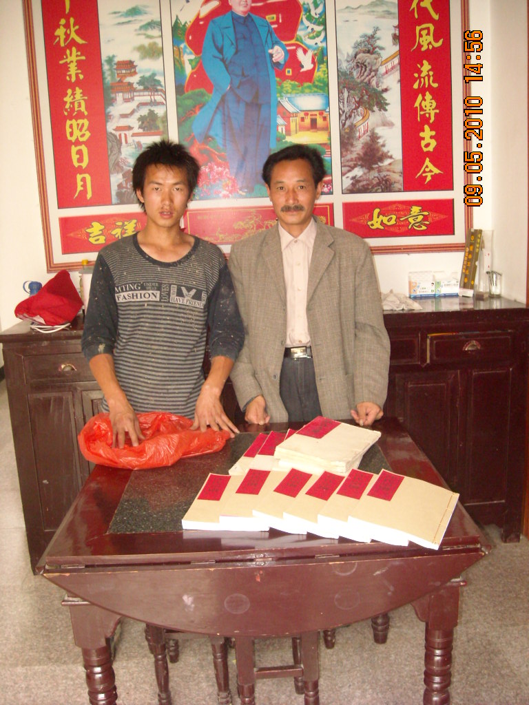 左一汪正州[铁佛公93世孙]右一是汪兴全[达公92世孙]