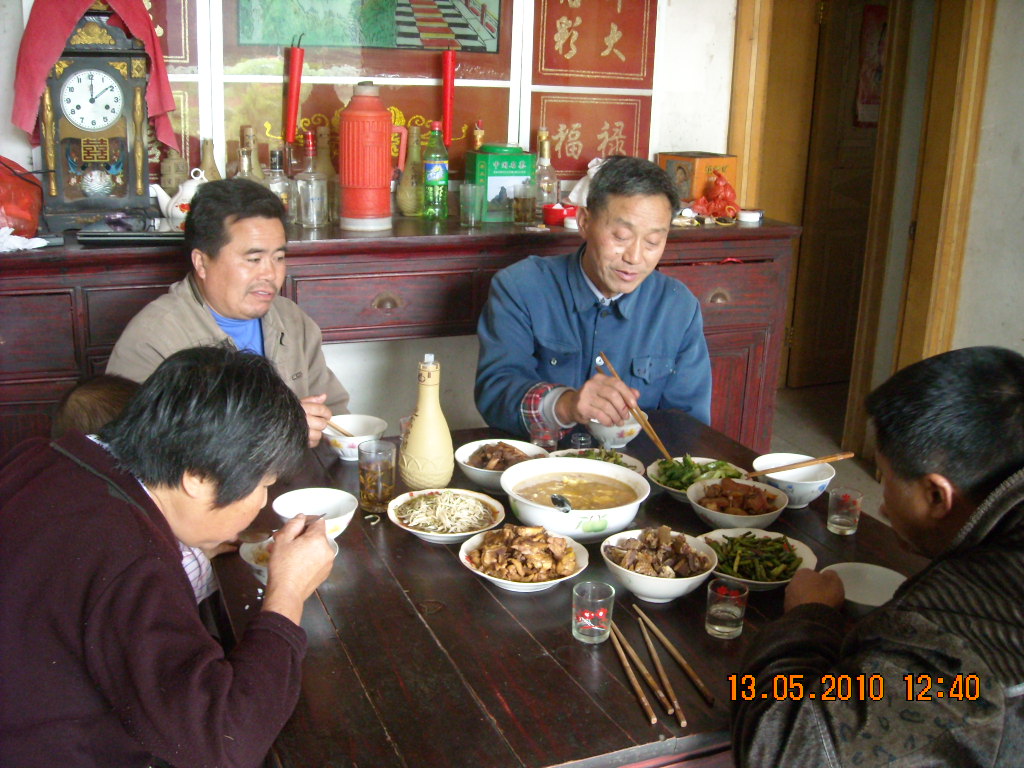 汪德田[61岁]热情接待了我，中午烧了九个莱都是自已家里的，很可口吃的特到香。席间谈到祠堂之事，87年村从