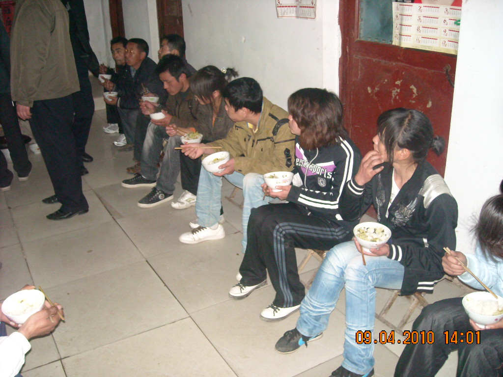 都是云南贵州四川居多，都和幼儿园小朋友坐成排吃饭