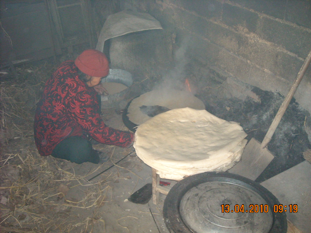 十三日上午我找了一三轮去邳州运河有个汪家村，有两个东西庄都姓汪，汪家老奶奶正在烙烧饼