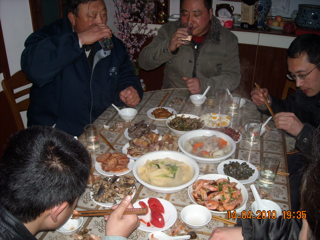 该吃晚饭了明才本家烧一大桌莱招待我