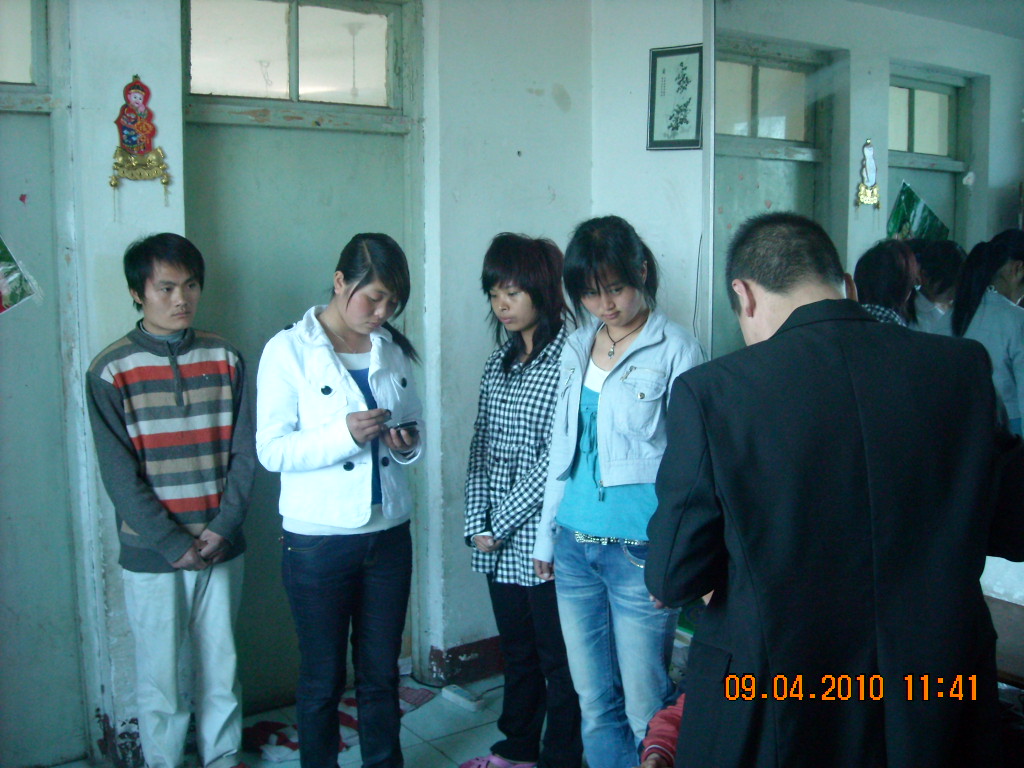 左二女孩大一学生也参加了传销组织