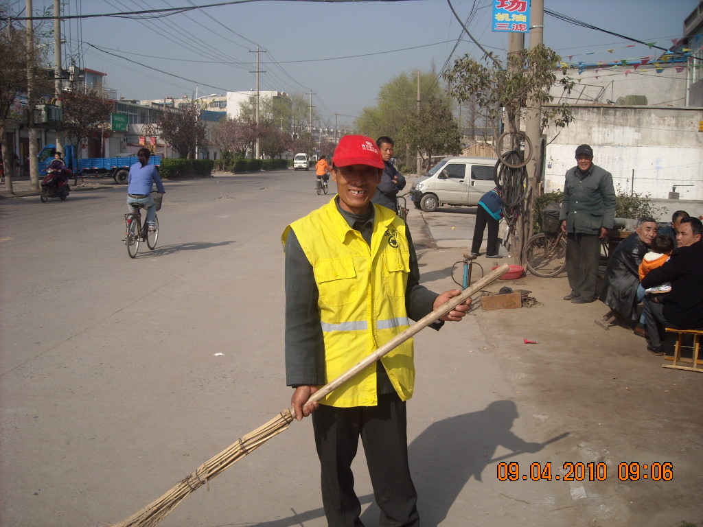 为了找儿子从宏父汪华贵化装成清洁工打入内部