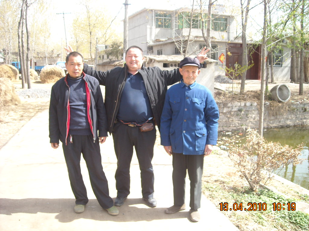 左定汪恒利[86世]右一是汪如兰[85世]此支地址是;邳州市赵圩镇郭口村汪庄组[这支与湖北门汪志林同63世