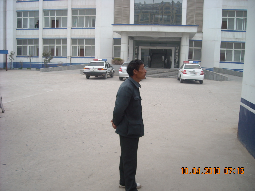 已经三天那通过手机定位也很难找到！他在屋里不出来