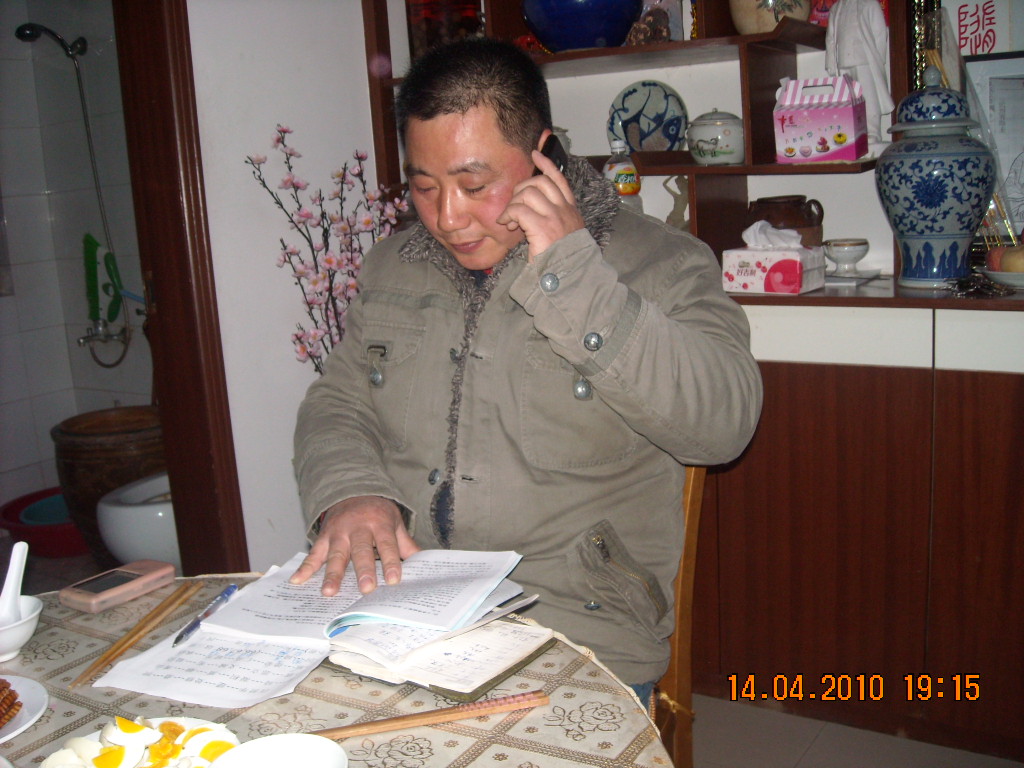 明才正在与丰县明立通电话，证实他们都是建公之后裔共63世祖的