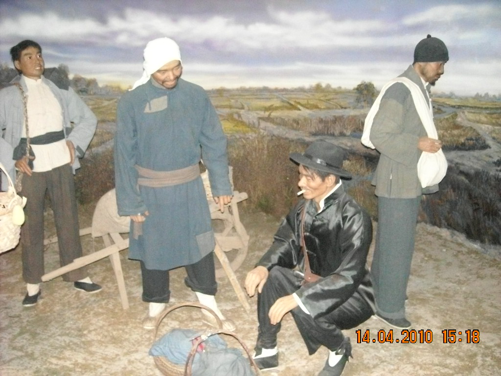 汉奸鬼子检查过路行人