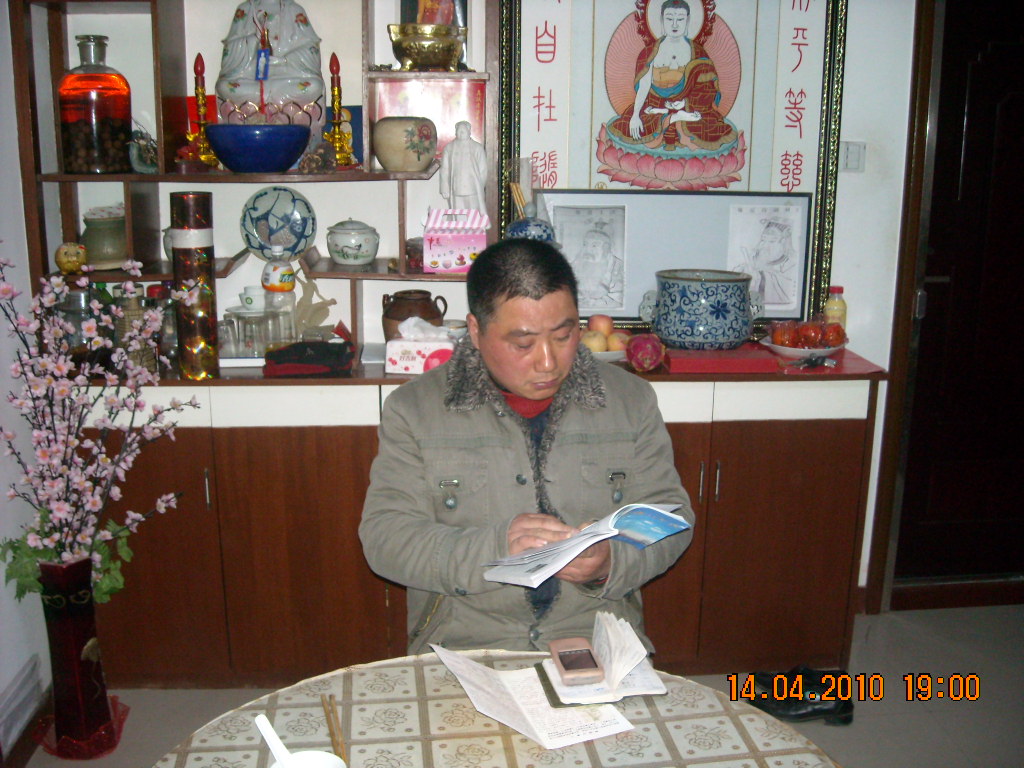 晚上是研究汪氏家族文化时候，明才正在看我带去徐州汪明立丰县，中华望族汪洼家史