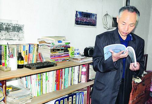 5月27日，汪金权向记者展示一本线装旧书，这是他从废品回收站里发现的“宝贝”。