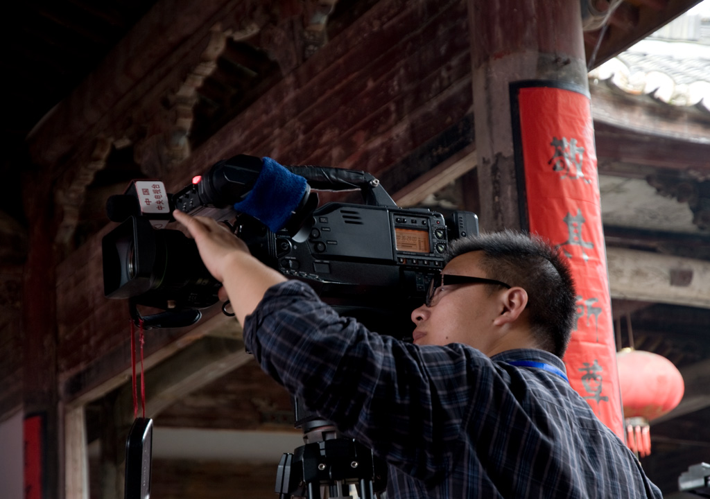 央视记者在汪氏宗祠拍摄活动现场