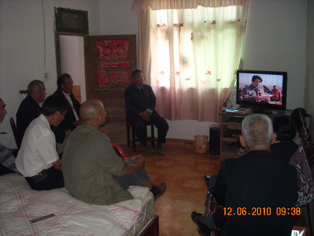 宗亲们全神贯注观看山东临清汪氏大会盛况