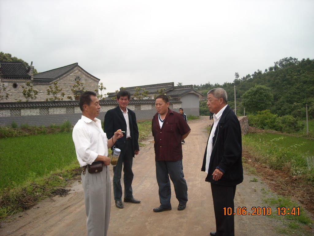 汪立品与汪华连等本家们参观了红二十五军新建军政机构！