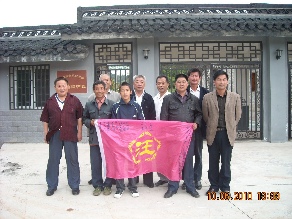 大家来到红25军旧址合影留念