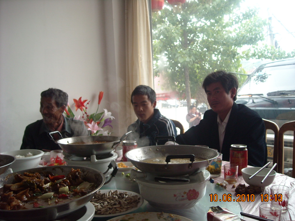 中午当然少不了酒，大家畅所欲言共叙汪家亲情，血浓于水！