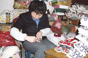 汪小萍正在赶做虎头鞋