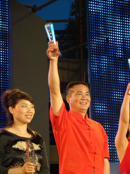 汪书记喜获小康之星大奖，高举奖杯