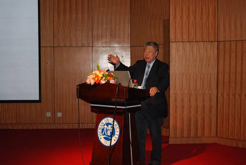 汪尔康院士在讲学