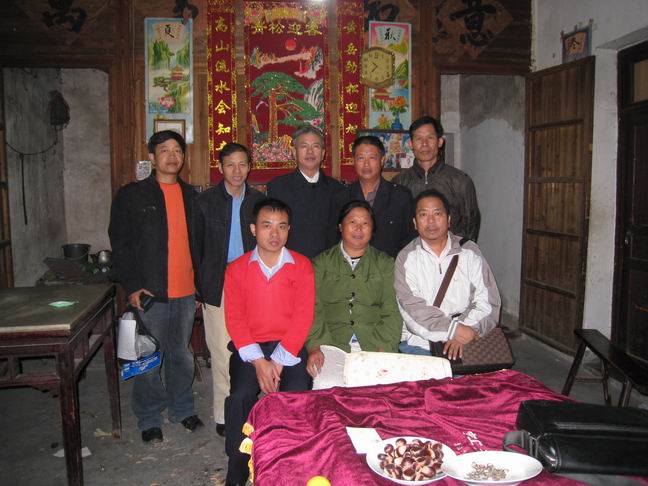 鄂赣两地宗亲合影,后排左起,新才,新田,振亮,炎发,火炎,前排左起,高岭青年本家,炎发的爱人,国春