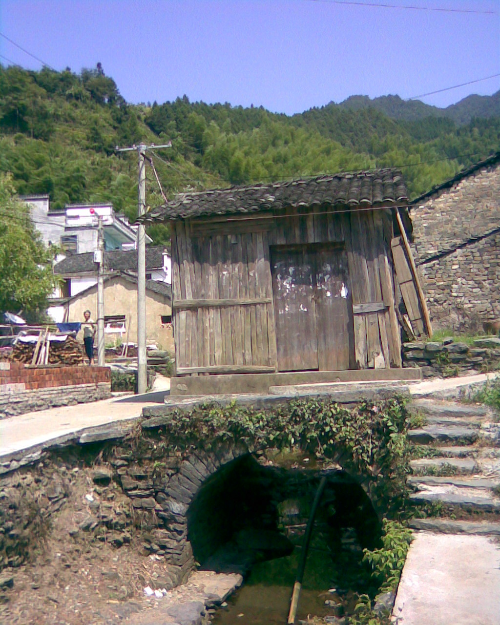 山沟沟里的平地太少了，还是把房子盖在河道上吧