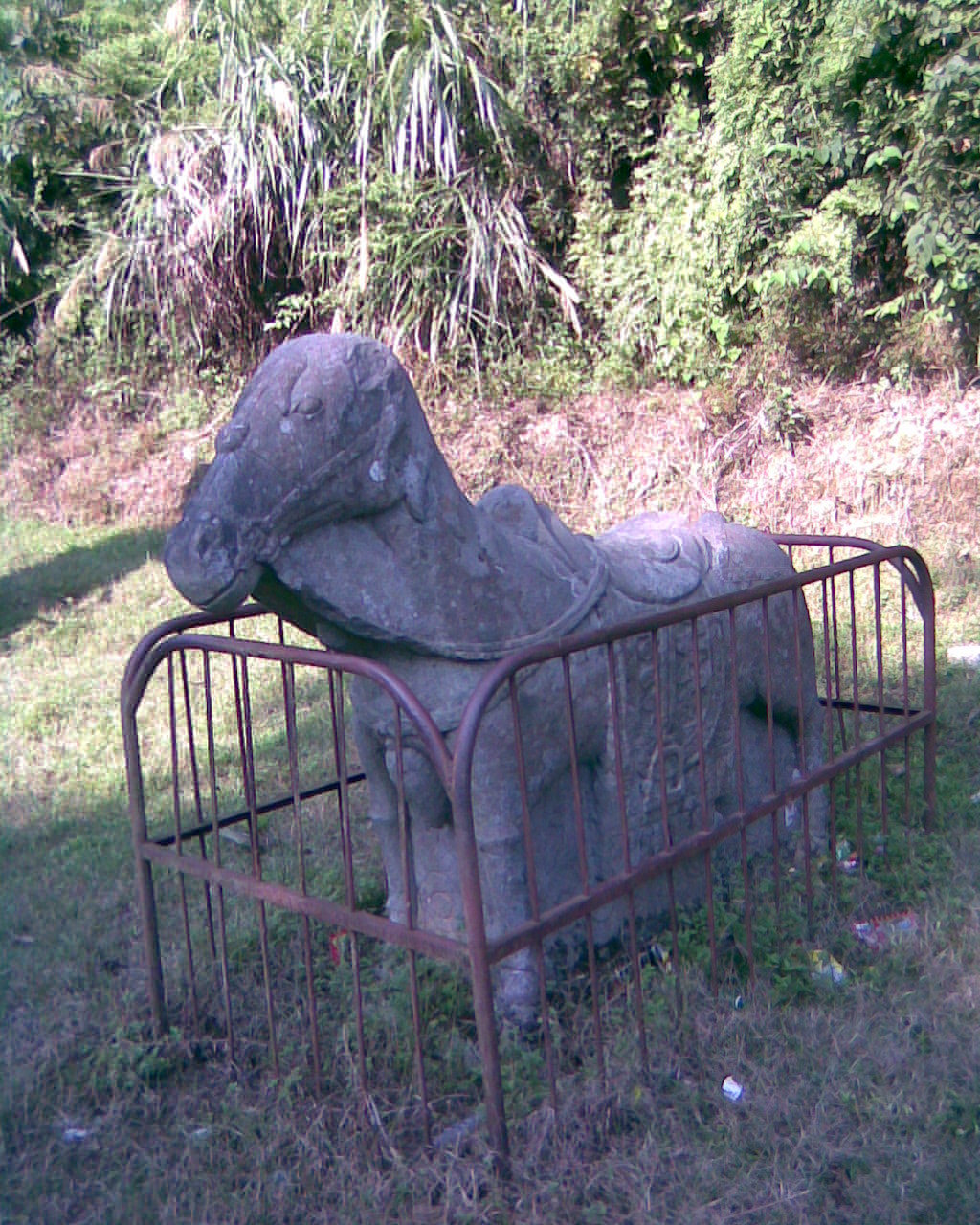 石马，墓前石雕之四，可惜被盗一只。如今它形影孤单