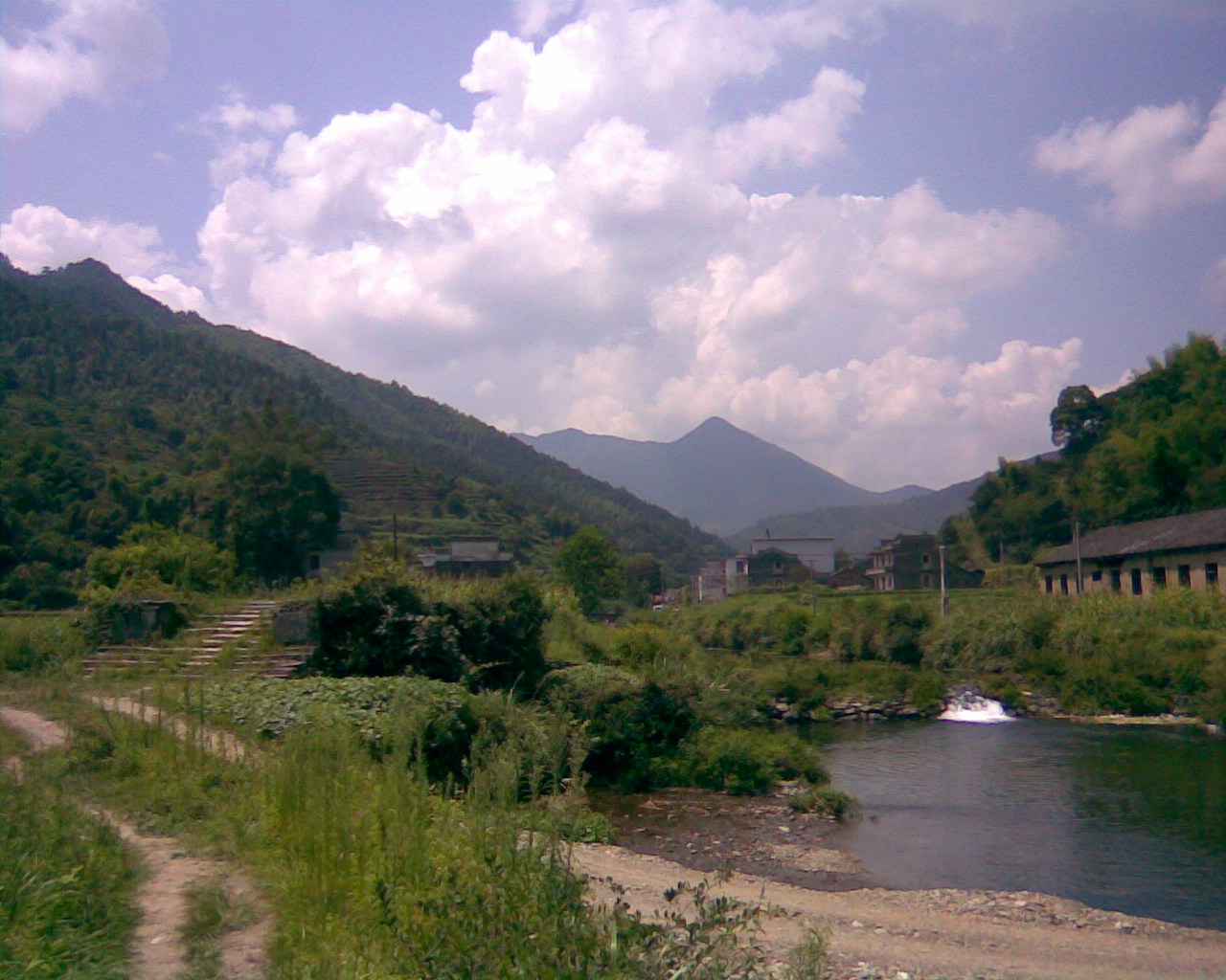 回溪往里一华里的吕家。献计“深挖洞，高筑墙，缓称霸”的朱升就是从这里走出去的