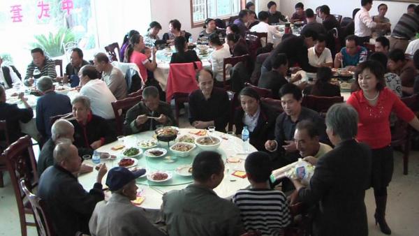 一袭红衫,大会处处可见宏芳忙碌的身影