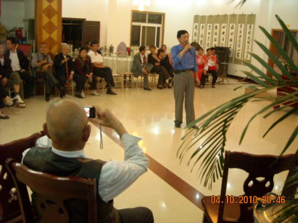 双杰唱歌高吭激昻.清越动听