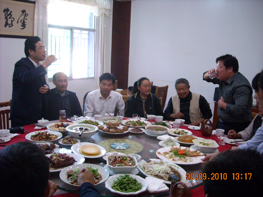 丛芳会长与本支侄子汪仁东干杯[太湖继生公支]