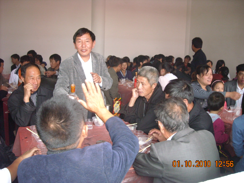 族人们在宗祠里吃吃亲情饭